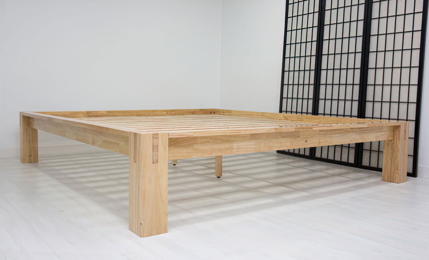 Cama Modelo Tokio Natural 180x200x40 con lateral barnizado y el resto sin barniz. La cama está en perfecto estado.