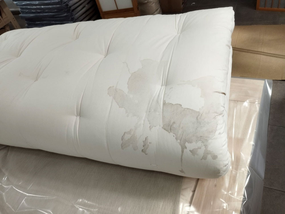 Futón Algodón 180x200x14 OUTLET con pequeña mancha por humedad (está seco)