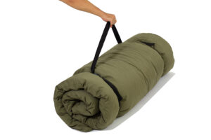 Futón portátil de dos plazas, ligero y enrollable, ideal para yoga, meditación o viajes. Fabricado con algodón ecológico, incluye funda protectora y cinta de transporte.