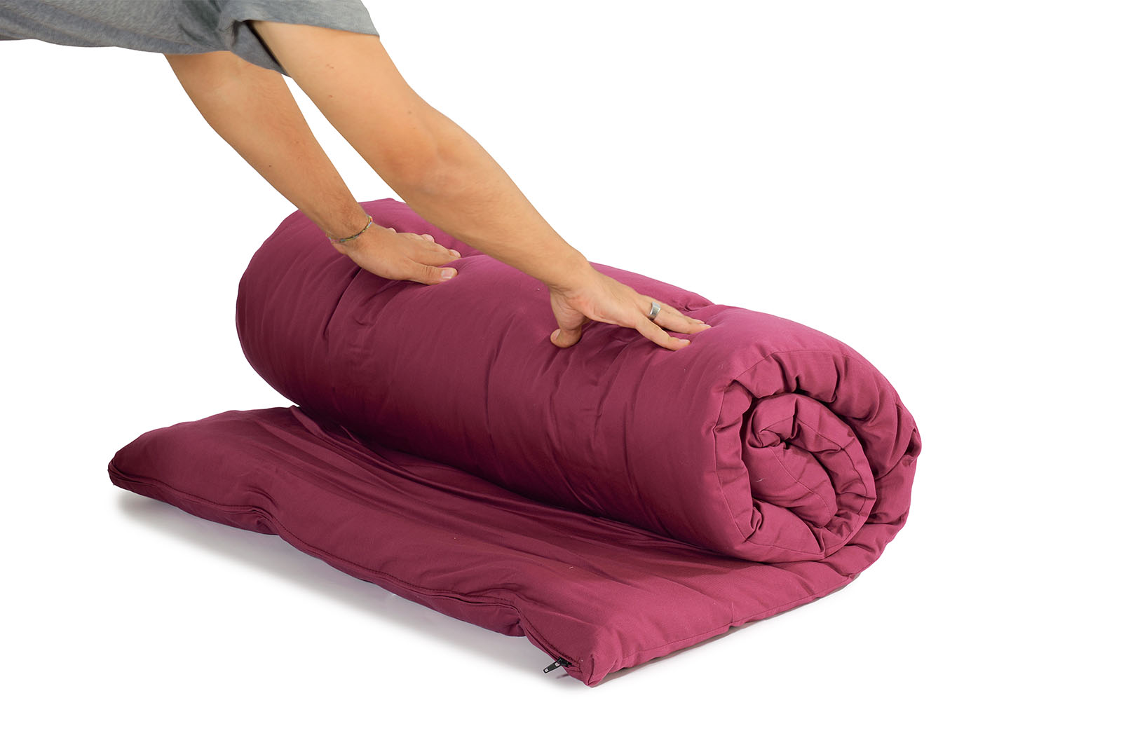 Futón portátil de una plaza, ligero y enrollable, ideal para yoga, meditación o viajes. Fabricado con algodón ecológico, incluye funda protectora y cinta de transporte.