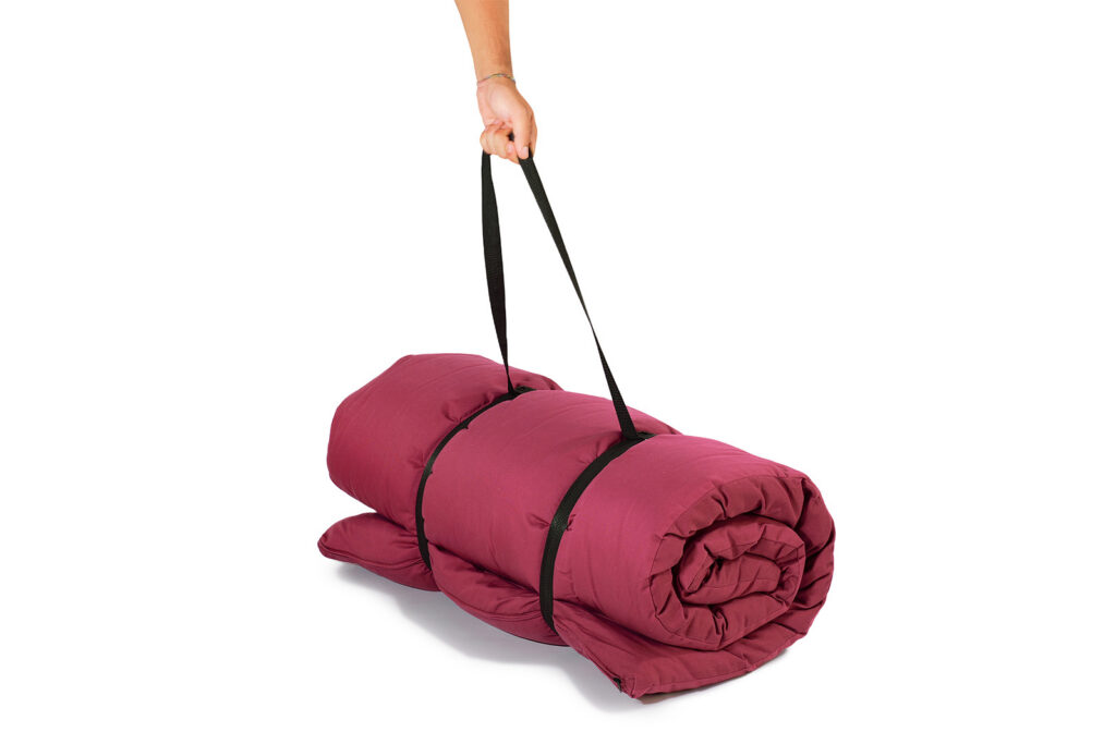 Futón portátil de una plaza, ligero y enrollable, ideal para yoga, meditación o viajes. Fabricado con algodón ecológico, incluye funda protectora y cinta de transporte.