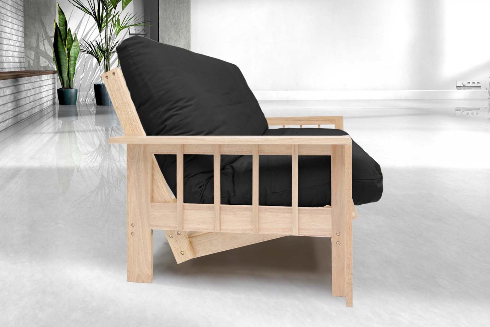 Sofá cama Vienna de madera maciza con reposabrazos. Convertible 140x200 con apertura tipo libro. Acabado natural sin barniz. Ideal para futones y espacios versátiles.