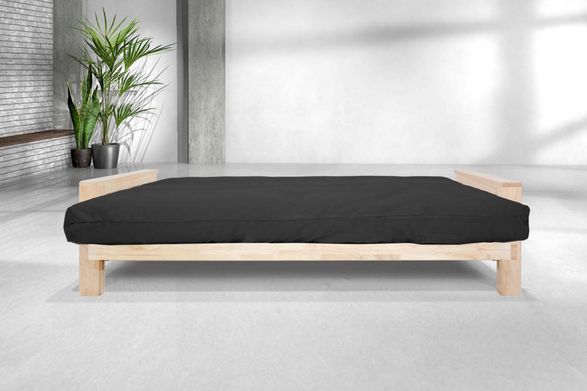 Sofá cama Vienna de madera maciza con reposabrazos. Convertible 140x200 con apertura tipo libro. Acabado natural sin barniz. Ideal para futones y espacios versátiles.