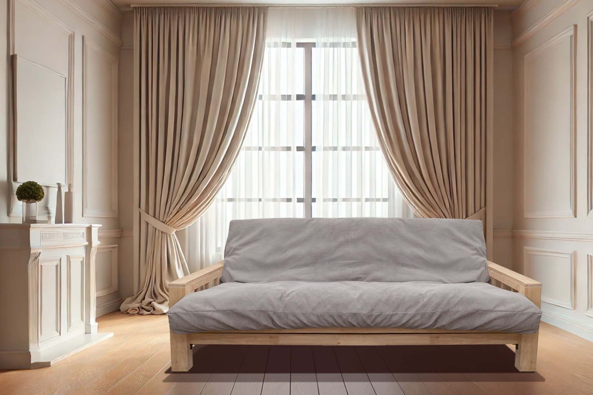 Sofá cama Vienna de madera maciza con reposabrazos. Convertible 140x200 con apertura tipo libro. Acabado natural sin barniz. Ideal para futones y espacios versátiles.