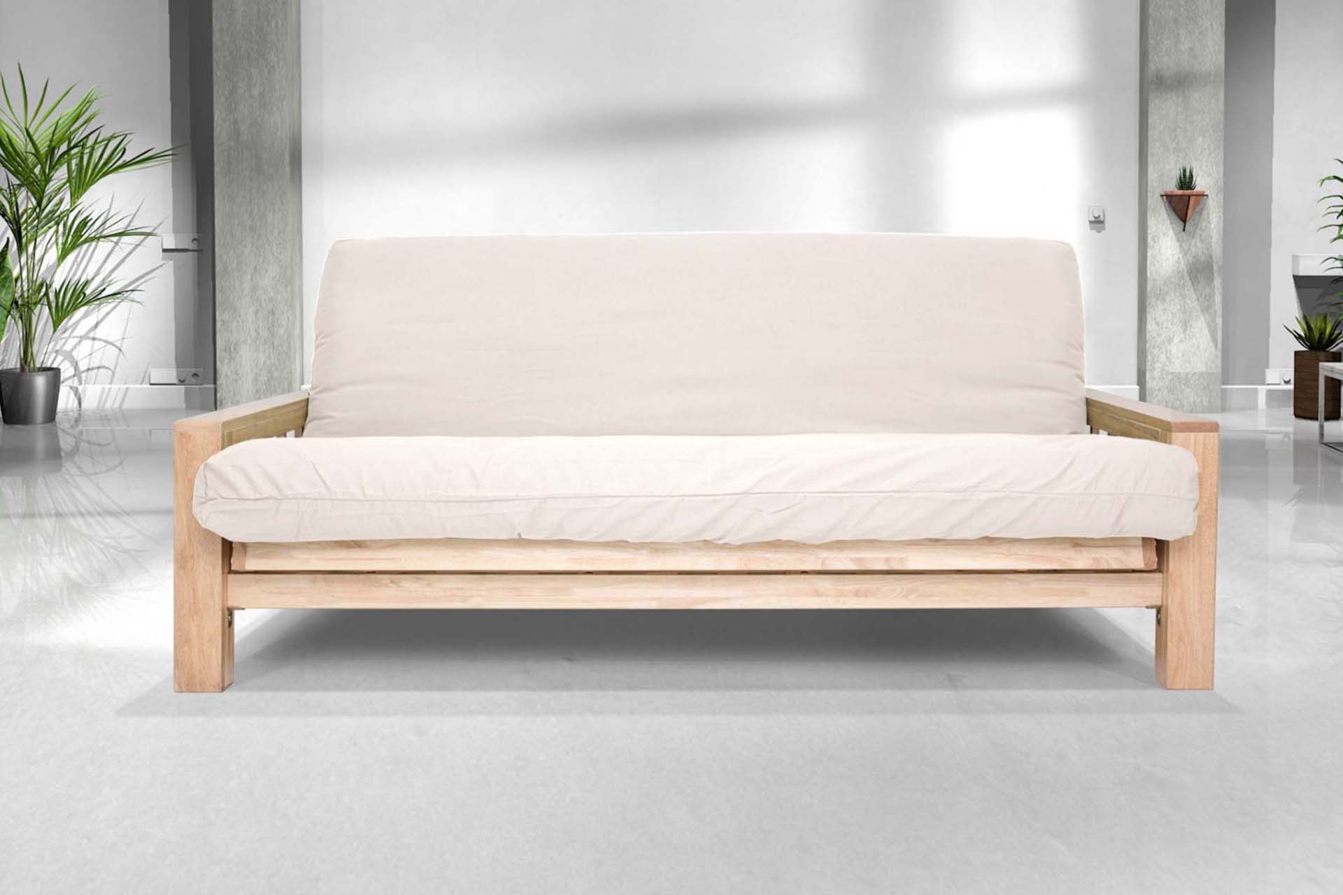 Sofá cama Vienna de madera maciza con reposabrazos. Convertible 140x200 con apertura tipo libro. Acabado natural sin barniz. Ideal para futones y espacios versátiles.