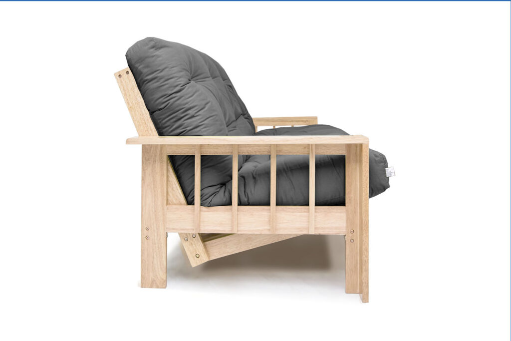 Sofá cama Vienna de madera maciza con reposabrazos. Convertible 140x200 con apertura tipo libro. Acabado natural sin barniz. Ideal para futones y espacios versátiles.