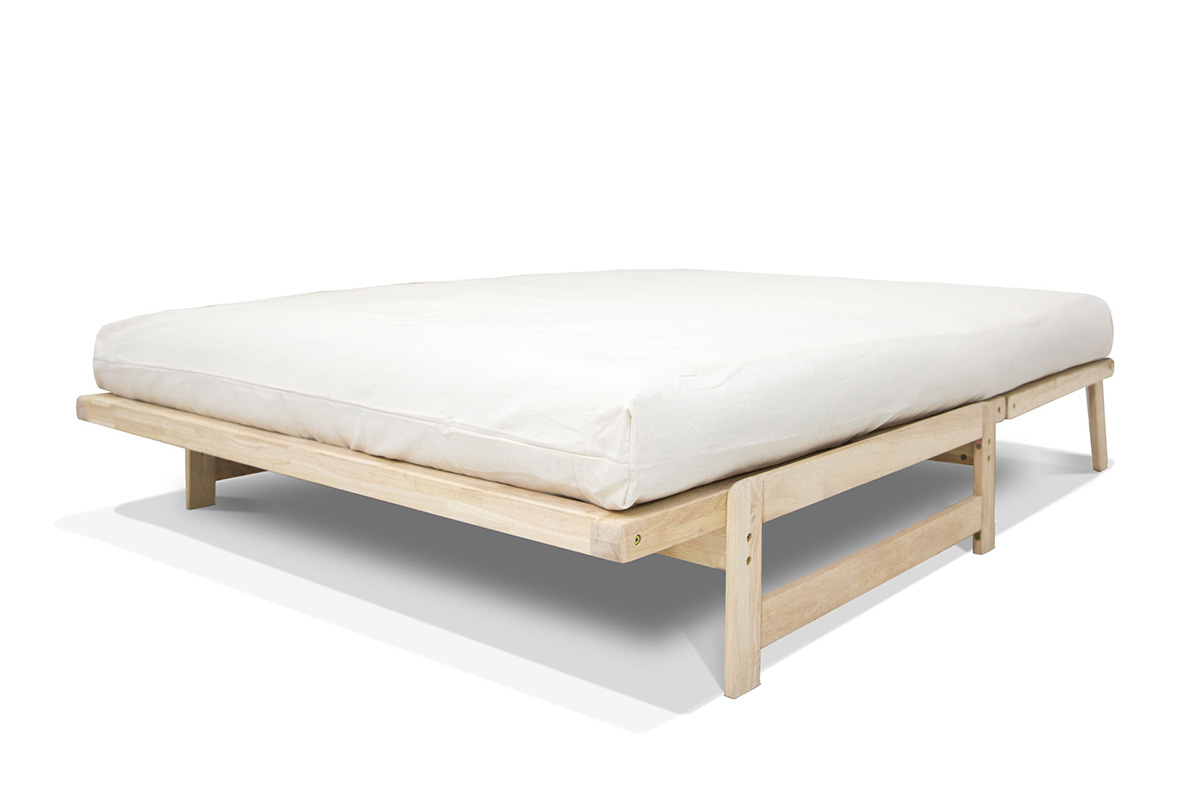 Sofá cama A-Frame de madera ecológica 140x200. Convertible práctico y compacto, ideal para futones. Acabado natural sin barniz. Perfecto para invitados.
