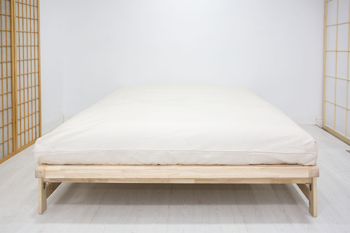 Sofá cama A-Frame de madera ecológica 140x200. Convertible práctico y compacto, ideal para futones. Acabado natural sin barniz. Perfecto para invitados.