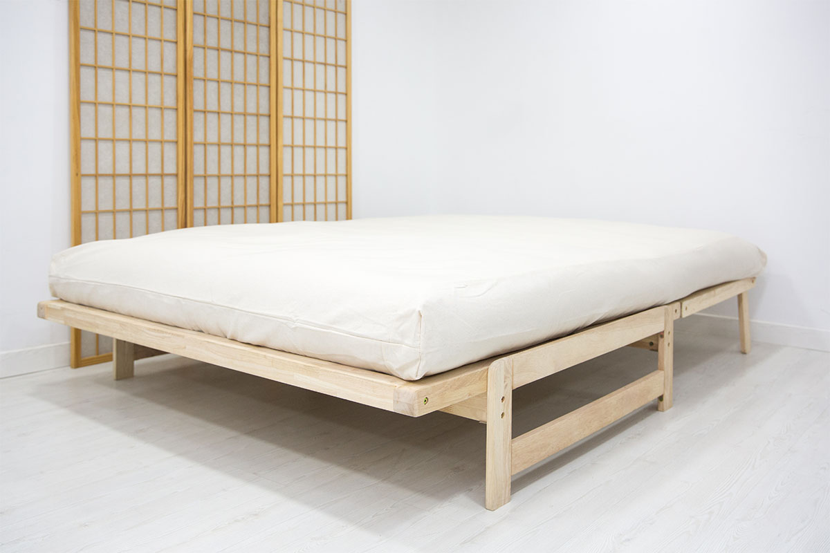 Sofá cama A-Frame de madera ecológica 140x200. Convertible práctico y compacto, ideal para futones. Acabado natural sin barniz. Perfecto para invitados.
