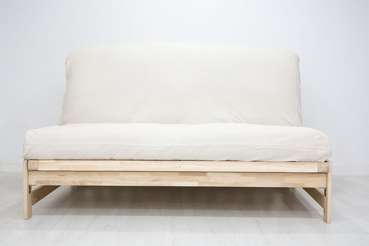 Sofá cama A-Frame de madera ecológica 140x200. Convertible práctico y compacto, ideal para futones. Acabado natural sin barniz. Perfecto para invitados.