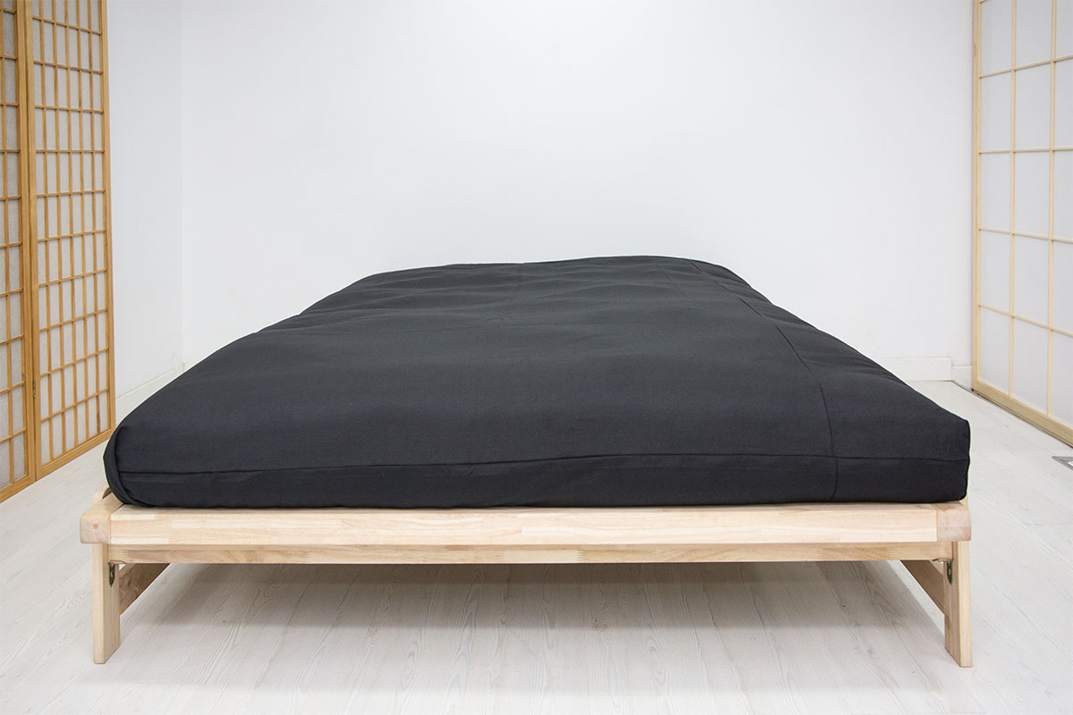 Sofá cama A-Frame de madera ecológica 140x200. Convertible práctico y compacto, ideal para futones. Acabado natural sin barniz. Perfecto para invitados.
