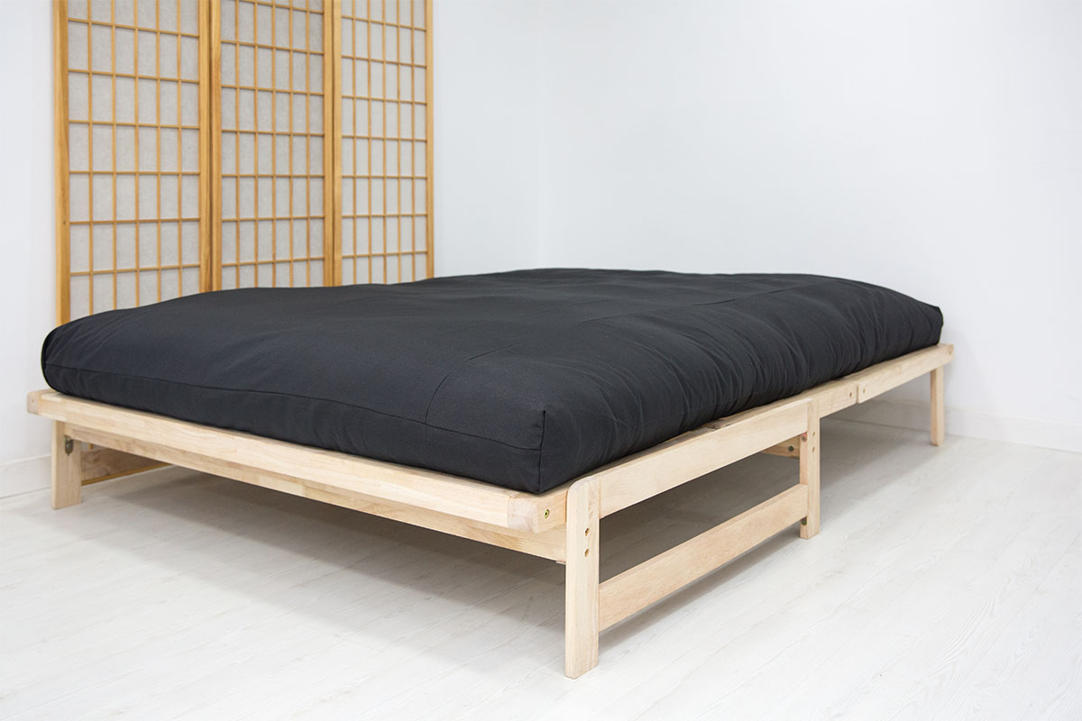 Sofá cama A-Frame de madera ecológica 140x200. Convertible práctico y compacto, ideal para futones. Acabado natural sin barniz. Perfecto para invitados.