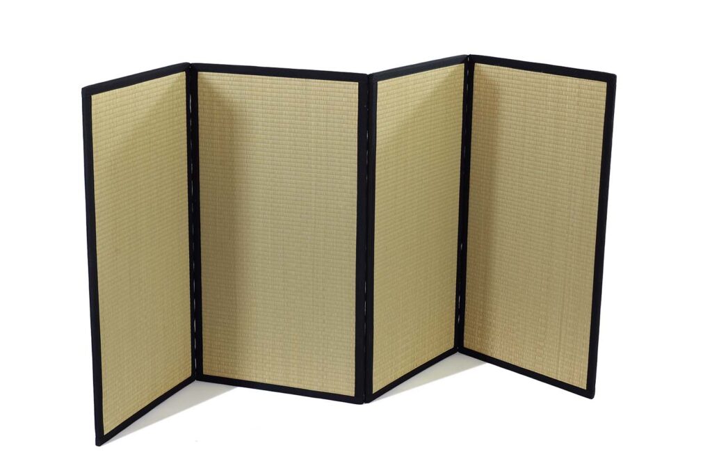 Tatami plegable japonés con funda de transporte. Ligero, natural y artesanal, ideal como base para futón, yoga o meditación. Llévalo contigo donde quieras.