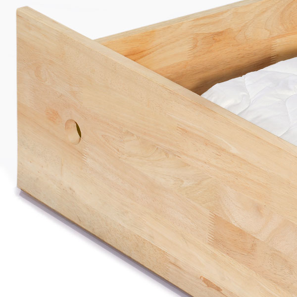 Detalle del acabado en madera del cajón lateral de la cama modelo Tokio.