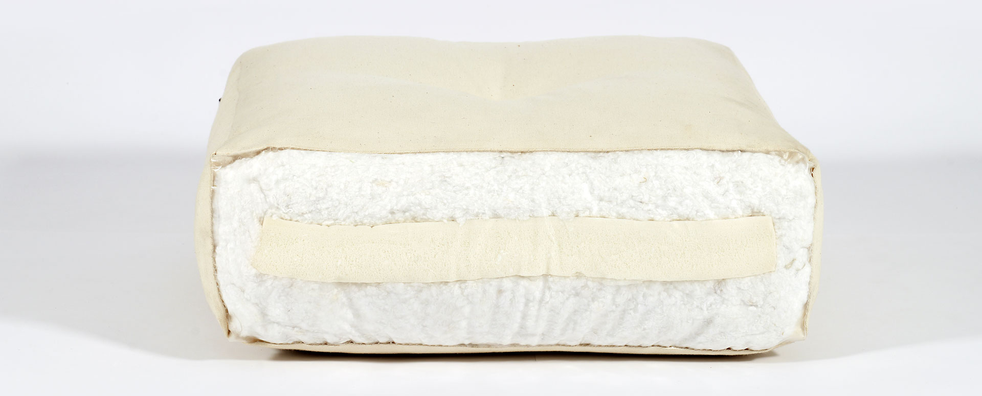 Sección de un futón que muestra una capa central de látex de 4 cm rodeada de capas de algodón.