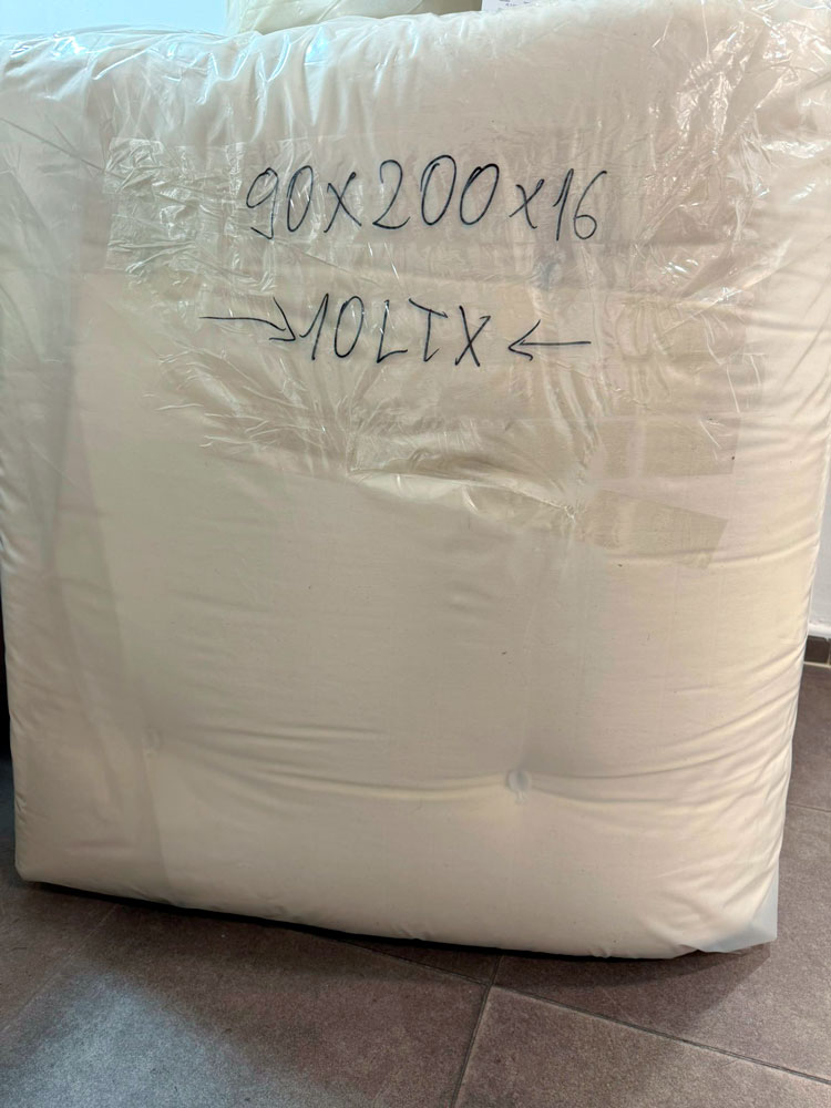 Futón de látex 90x200x16 Nuevo OUTLET por cierre de almacén, tiene una mancha. - Imagen 3