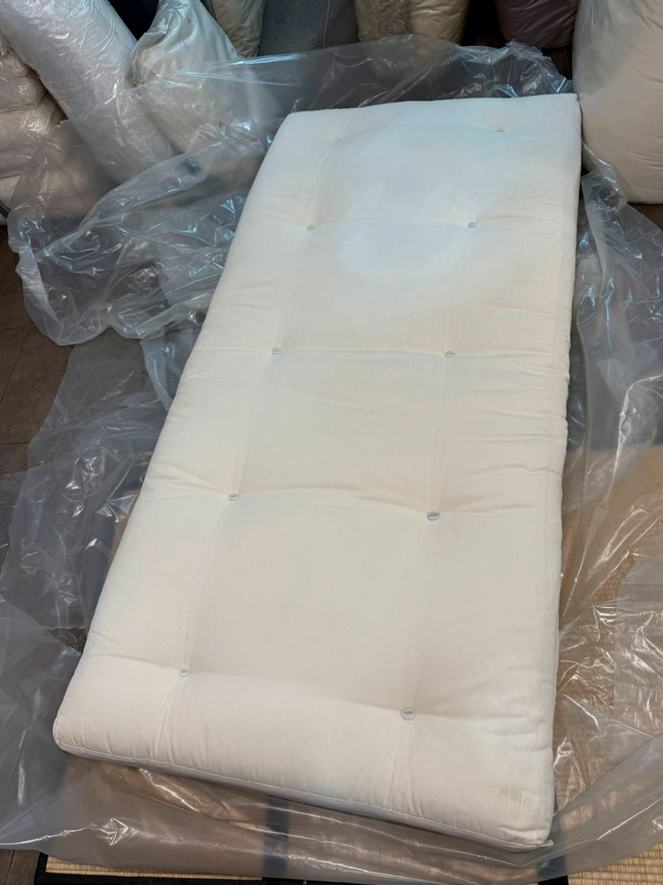 Futón de látex 90x200x16 Nuevo OUTLET por cierre de almacén, tiene una mancha. - Imagen 2