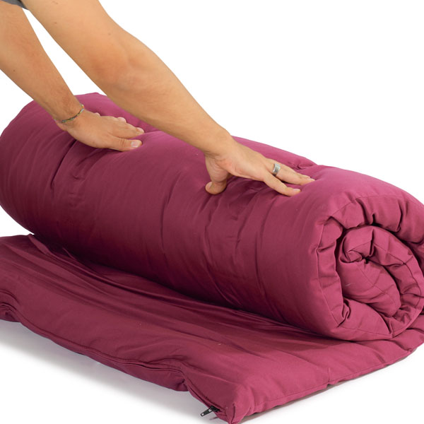 Futón portátil de dos plazas, ligero y enrollable, ideal para yoga, meditación o viajes. Fabricado con algodón ecológico, incluye funda protectora y cinta de transporte.