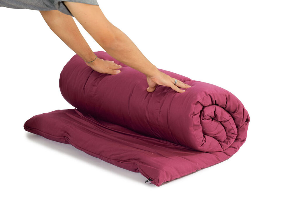 Futón portátil de una plaza, ligero y enrollable, ideal para yoga, meditación o viajes. Fabricado con algodón ecológico, incluye funda protectora y cinta de transporte.
