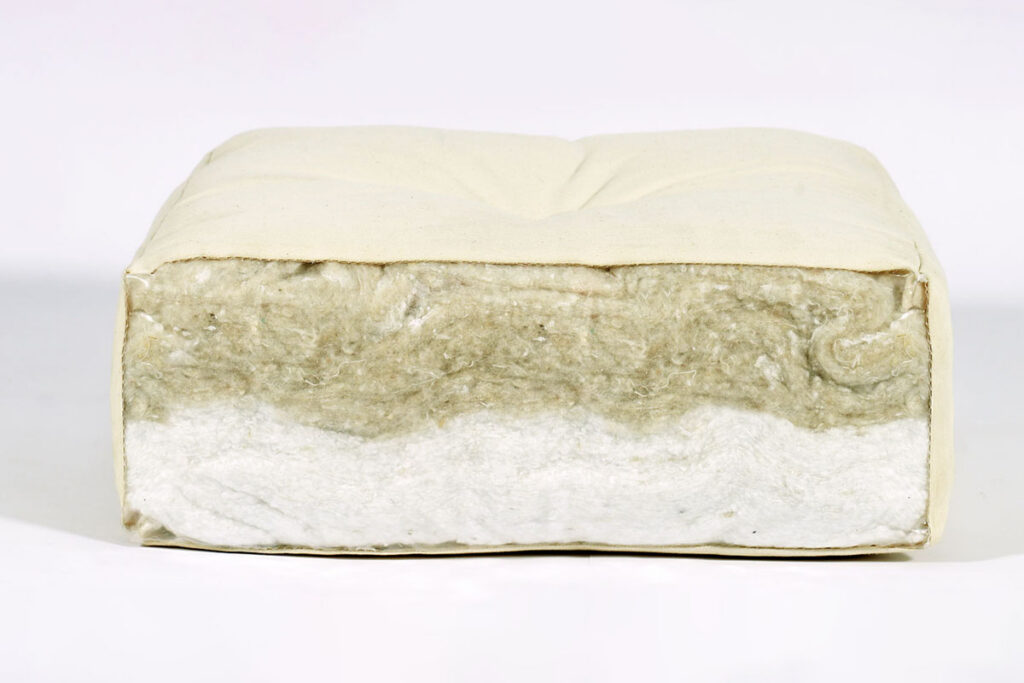 Sección de un futón que muestra las capas internas de algodón y lana.