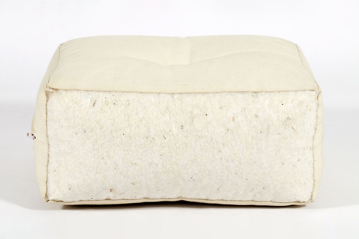 Sección de un futón que muestra las capas internas de algodón natural.